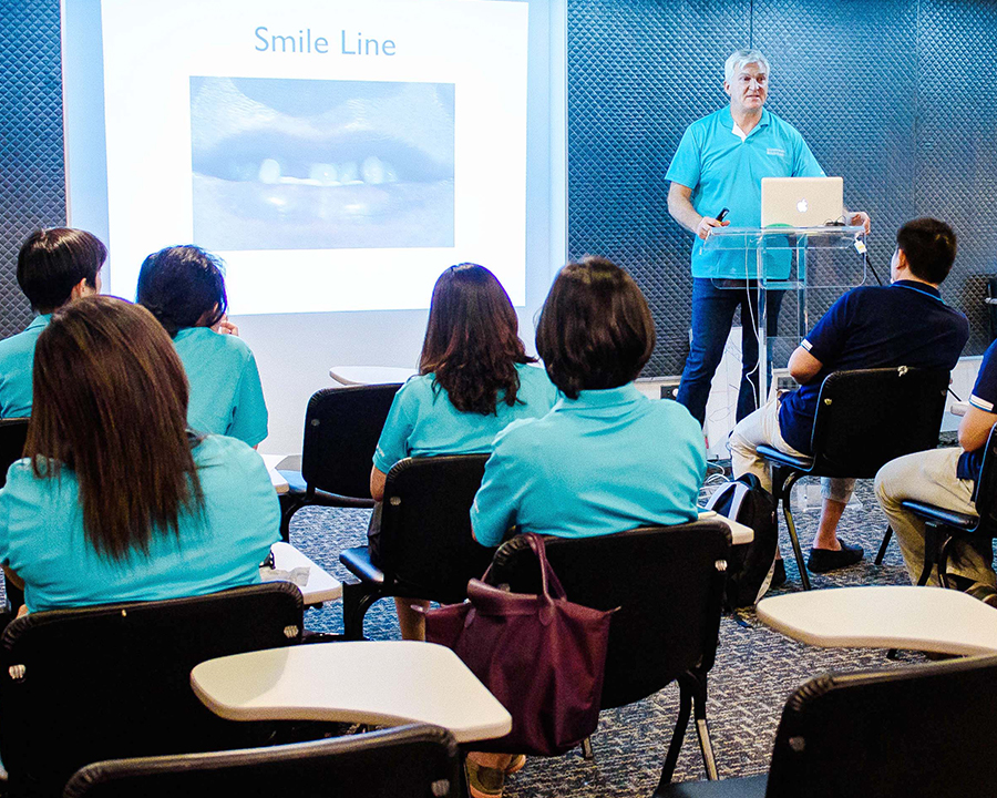 ครอบฟันขาว, คลินิกจัดฟัน, คลินิกทันตกรรม, จัดฟัน, จัดฟัน invisalign, จัดฟันแบบใส, ฟอกสีฟัน, ฟอกสีฟัน zoom, รักษารากฟัน, รากฟันเทียม, วีเนียร์, เพลินจิต, สีลม, สุขุมวิท, อโศก